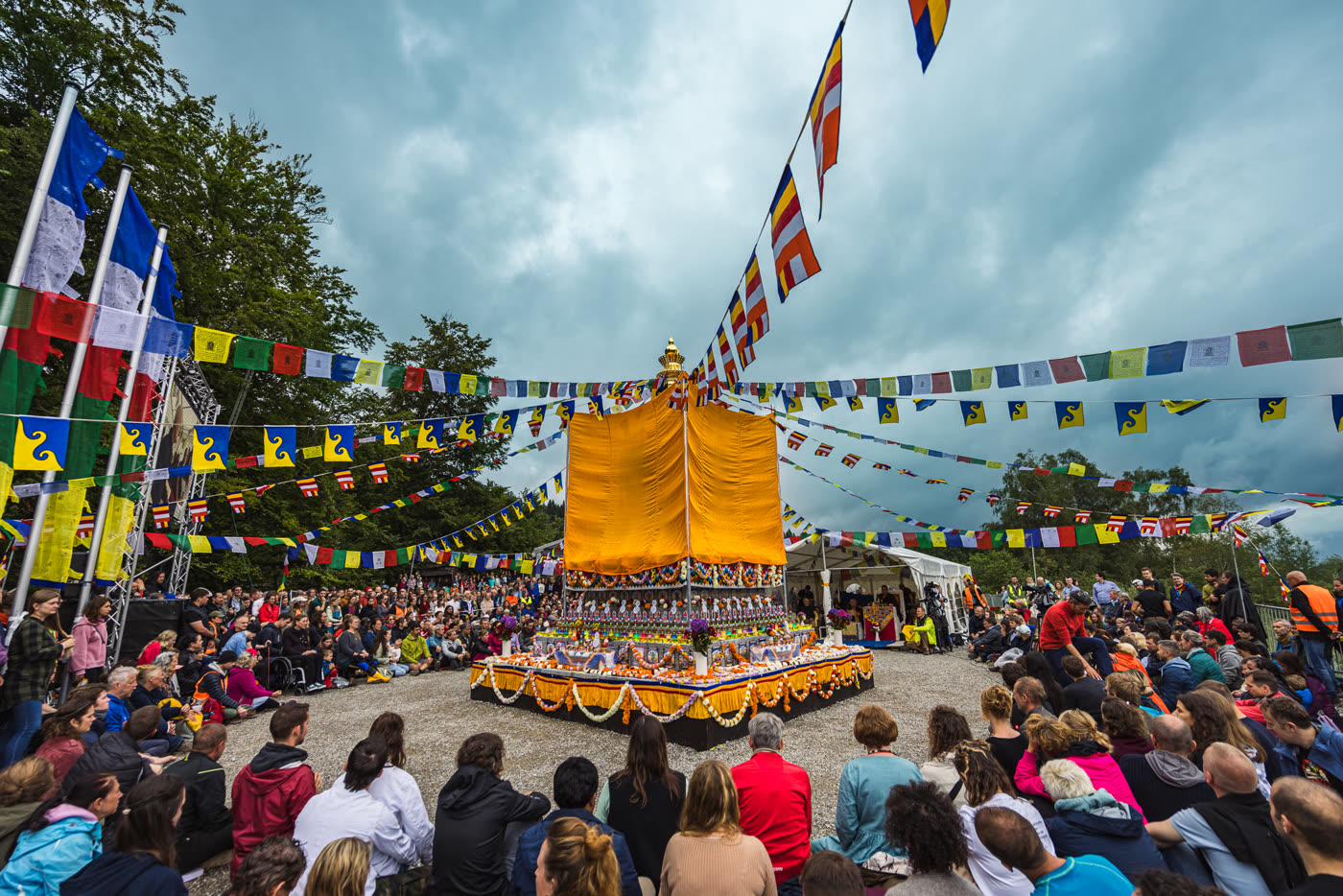 Einweihung am 5. August 2023: Hunderte Gäste rund um den verhüllten Stupa