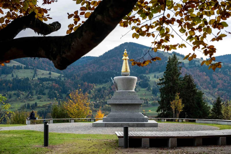 Die Erleuchtungsstupa im Herbst, im Hintergrund die Allgäuer Berge