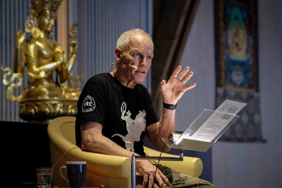Lama Ole Nydahl beim Vortrag